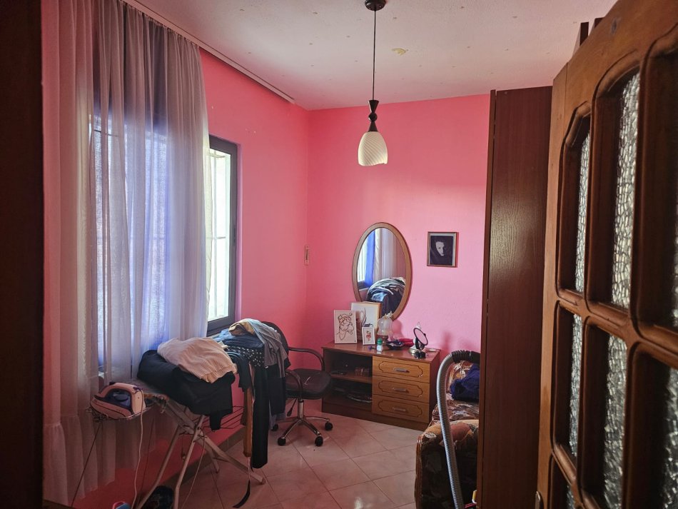 Tirane, shitet apartament 1+1 Kati 2, (Ali Demi)