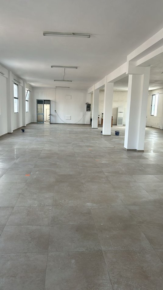 Tirane, jepet me qera ambjent biznesi Kati 2, 440 m² 1.300 € (Sauk)