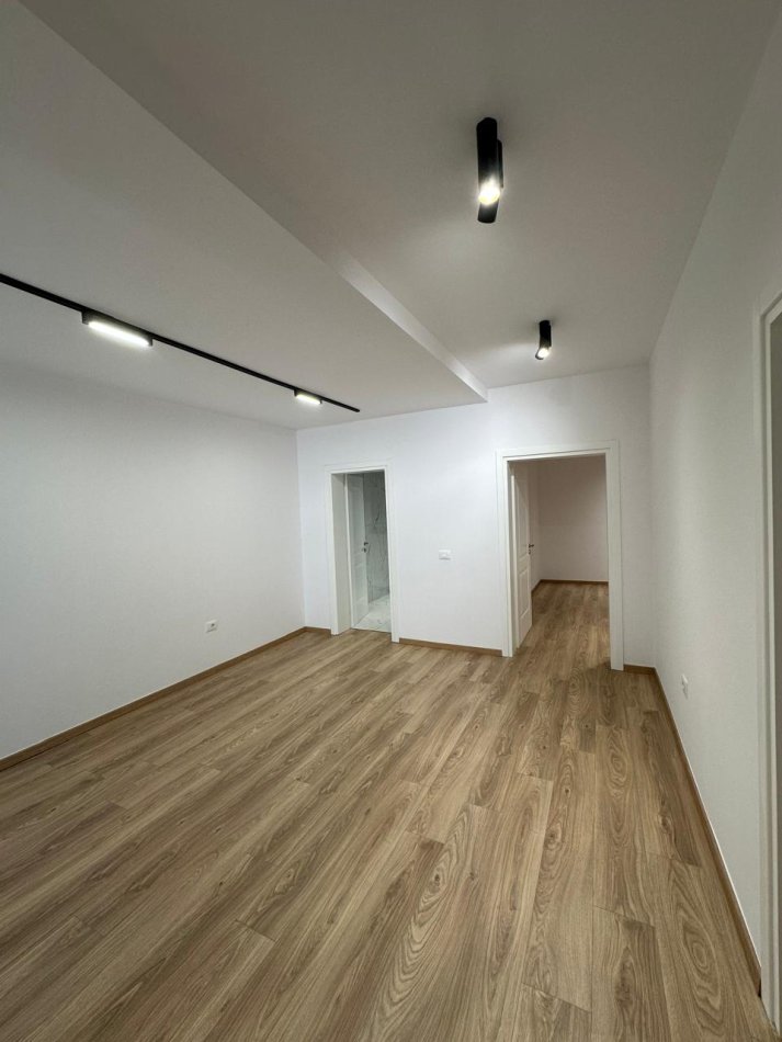 Durres, jepet me qera ambjent biznesi Kati 2, 202 m² 3.000 € (Muzeumi Durres)