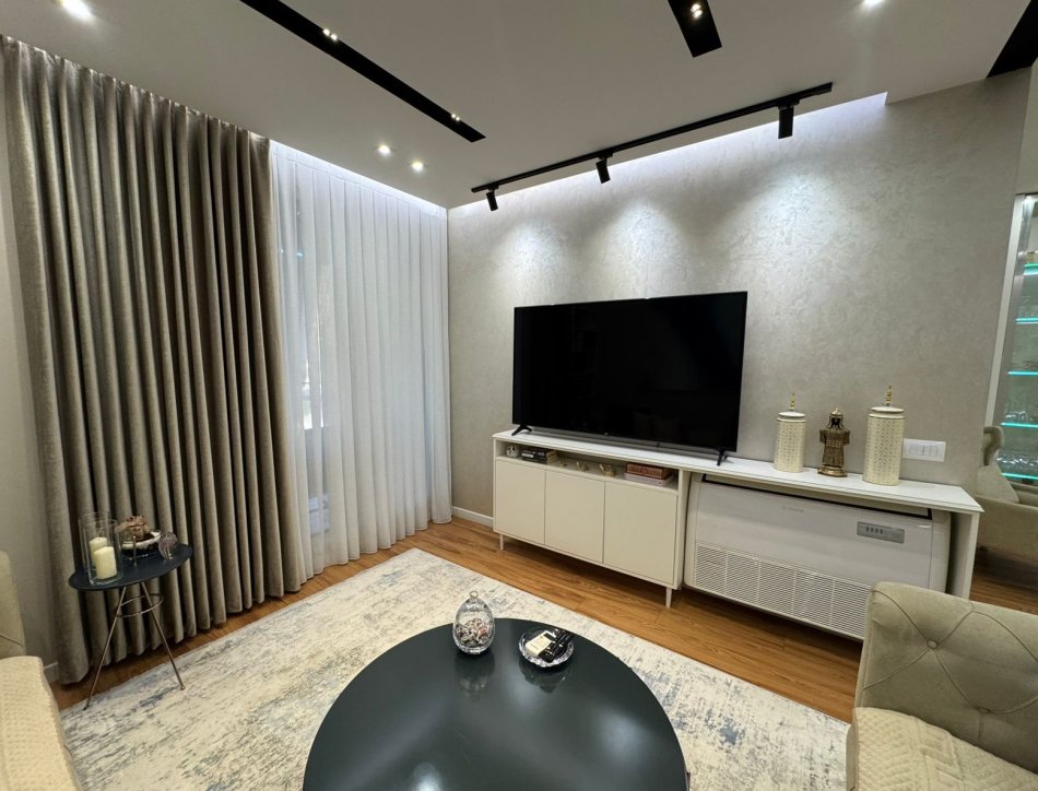 Tirane, shitet apartament 3+1+Ballkon Kati 4, 131 m² 250.000 € (fusha aviacionit)