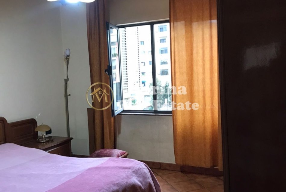 Tirane, jepet me qera apartament 3+1 Kati 3, 155 m² 700 € (Komuna Parisit)
