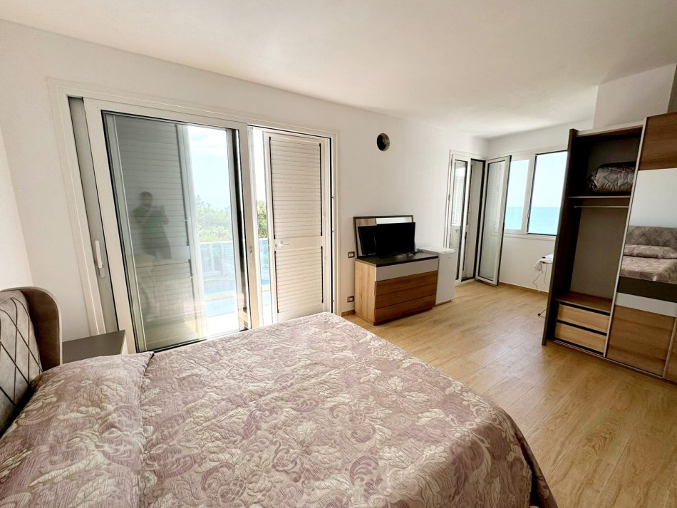 Karpen, shitet Vile ne plazh 4+1+Aneks+Ballkon Kati 2, 500 m² 800.000 € (Karpen,Kavaje)