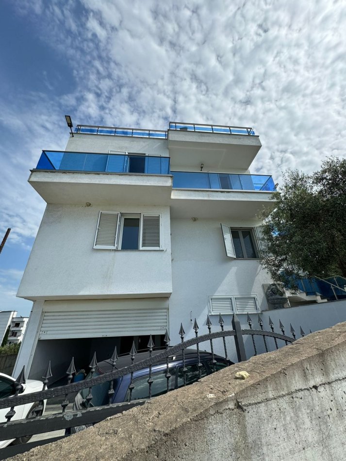 Karpen, shitet Vile ne plazh 4+1+Aneks+Ballkon Kati 2, 500 m² 800.000 € (Karpen,Kavaje)