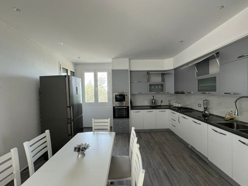 Karpen, shitet Vile ne plazh 4+1+Aneks+Ballkon Kati 2, 500 m² 800.000 € (Karpen,Kavaje)