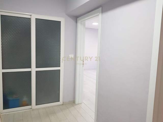 Tirane, jepet me qera apartament Kati 2, 56 m² 400 Euro (Rruga Shyqyri Bërxolli Tirana, Albania)