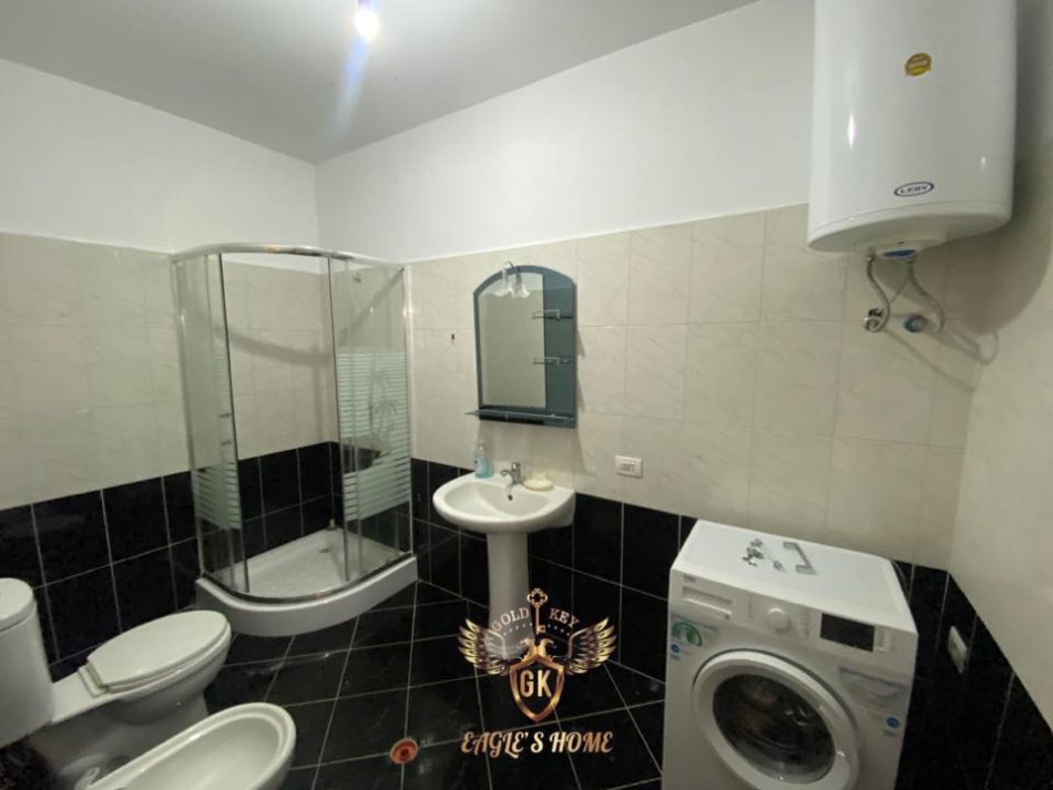 Durres, jap me qera apartament 2+1+Ballkon Kati 10, 450 € (Stacioni trenit Durres)