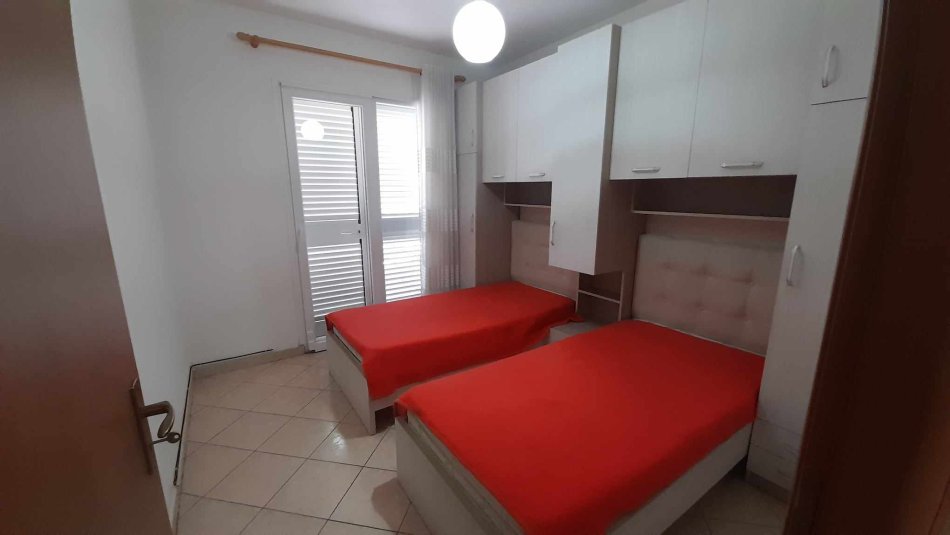 Durres, jepet me qera apartament 2+1+Ballkon Kati 7, 400 € (Qender, Durres)