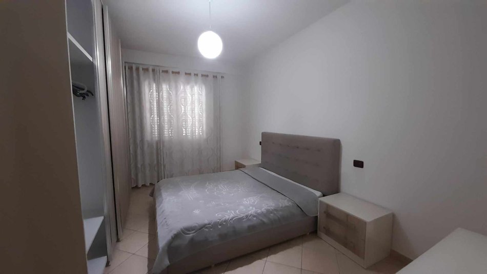 Durres, jepet me qera apartament 2+1+Ballkon Kati 7, 400 € (Qender, Durres)