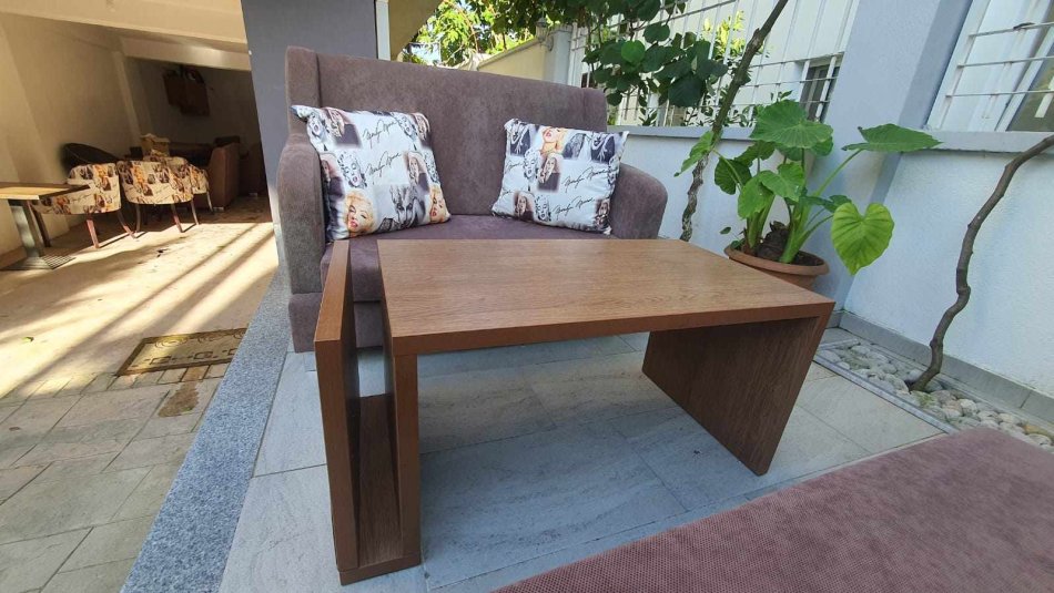 Tirane, shes TIRANE, SHITEN MOBILJE PER LOKAL - Cmim Okazion 800 € ! 800 €