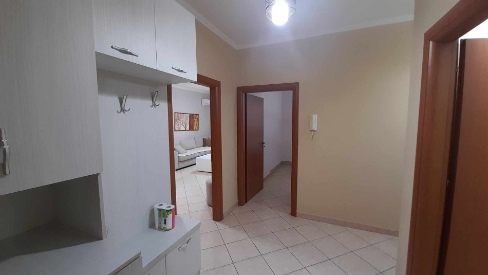 Durres, jepet me qera apartament 2+1+Ballkon Kati 7, 400 € (Qender, Durres)