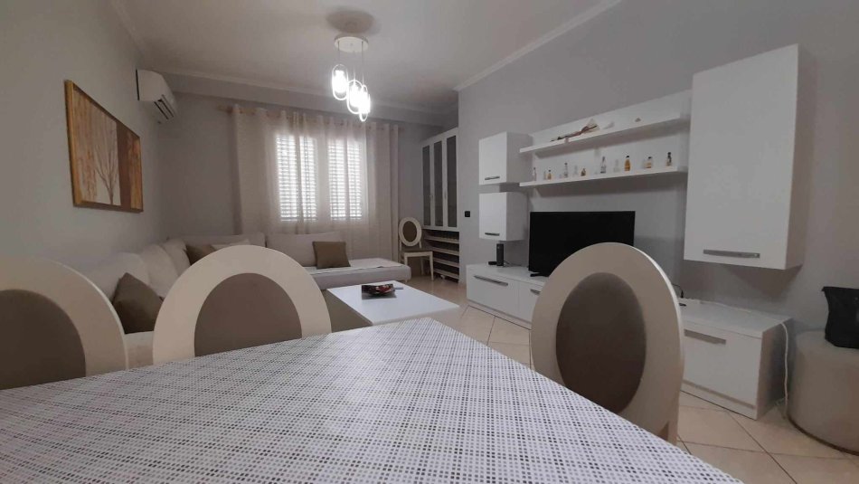 Durres, jepet me qera apartament 2+1+Ballkon Kati 7, 400 € (Qender, Durres)