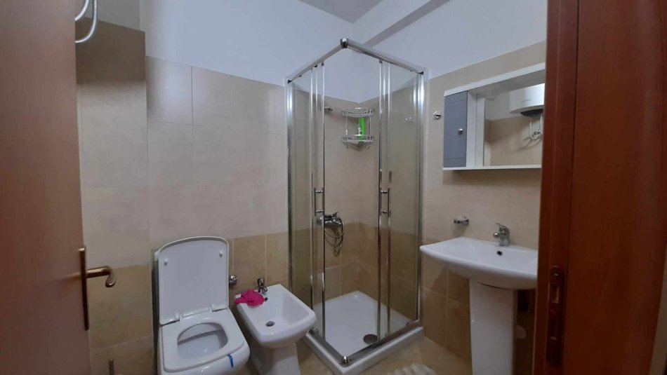 Durres, jepet me qera apartament 2+1+Ballkon Kati 7, 400 € (Qender, Durres)
