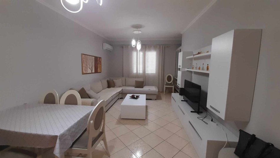 Durres, jepet me qera apartament 2+1+Ballkon Kati 7, 400 € (Qender, Durres)