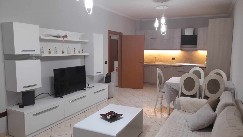 Durres, jepet me qera apartament 2+1+Ballkon Kati 7, 400 € (Qender, Durres)