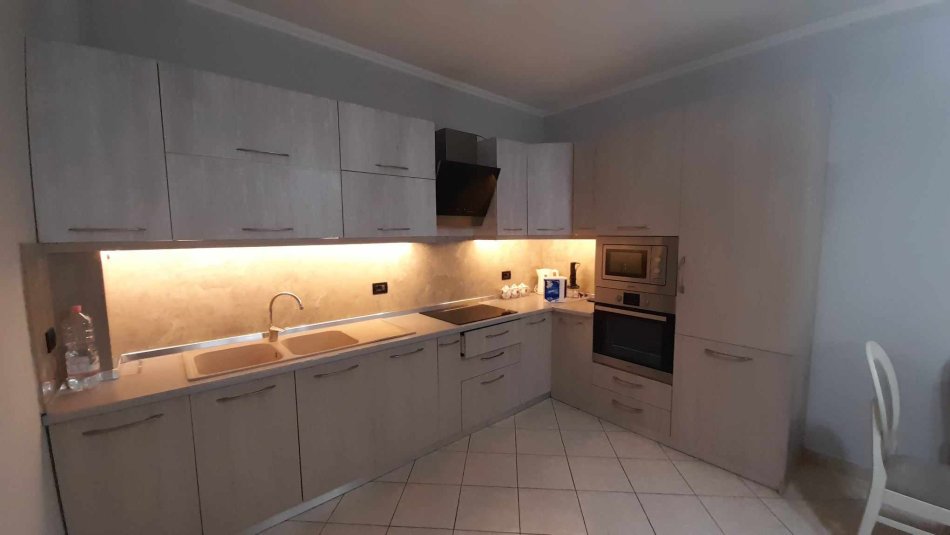 Durres, jepet me qera apartament 2+1+Ballkon Kati 7, 400 € (Qender, Durres)