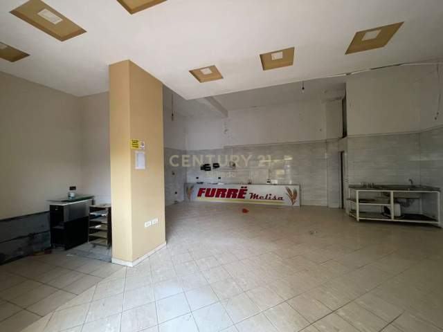 Tirane, jap me qera dyqan Kati 1, 73 m² 550 Euro (Joklin Persi Tirana, Albania)