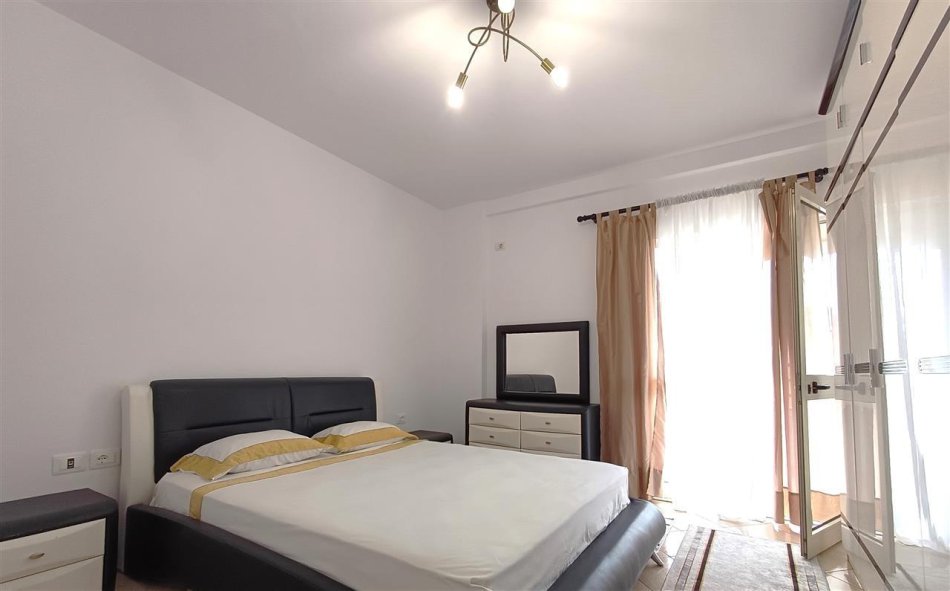 Tirane, jepet me qera apartament 2+1+Ballkon Kati 3, 80 m² 500 € (rruga irfan tomini , perballe hotel hillton)
