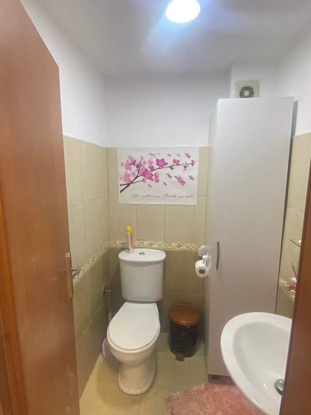Tirane, jepet me qera ambjent biznesi Kati 0, 97 m² 750 Euro (Arkitekt Kasemi)