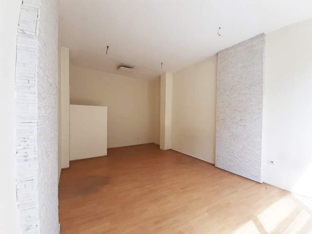 Tirane, jepet me qera ambjent biznesi 36 m² 46.000 Leke