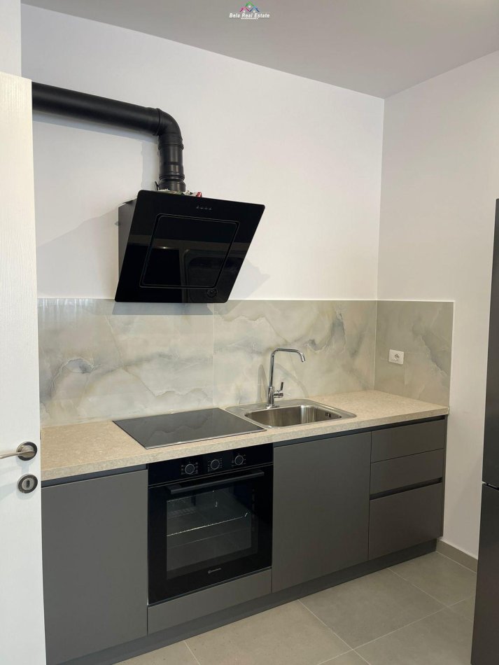 Tirane, jepet me qera apartament 1+1+Ballkon Kati 4, 64 m² 550 € (asl 2)