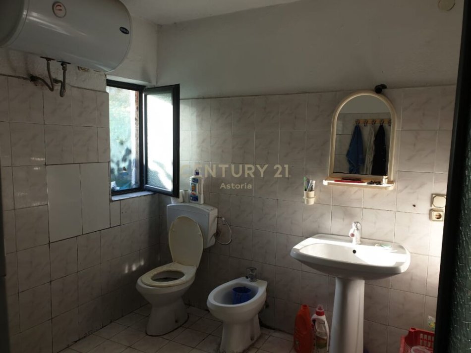 Tirane, shitet shtepi 3 Katshe , 195 m² 100.000 € (truall 424m², prane shkolles Kole Jakova tek Univers City)