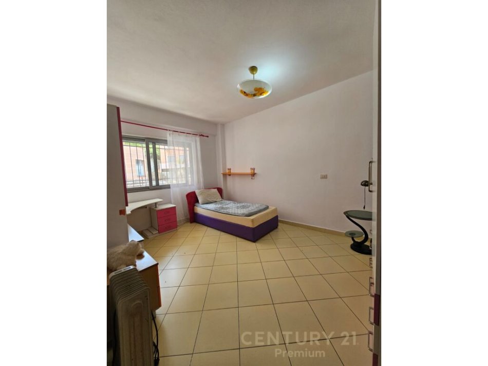 Tirane, jepet me qera apartament 2+1 Kati 2, 119 m² 400 € (ne zonen e Kopshtit Botanik)
