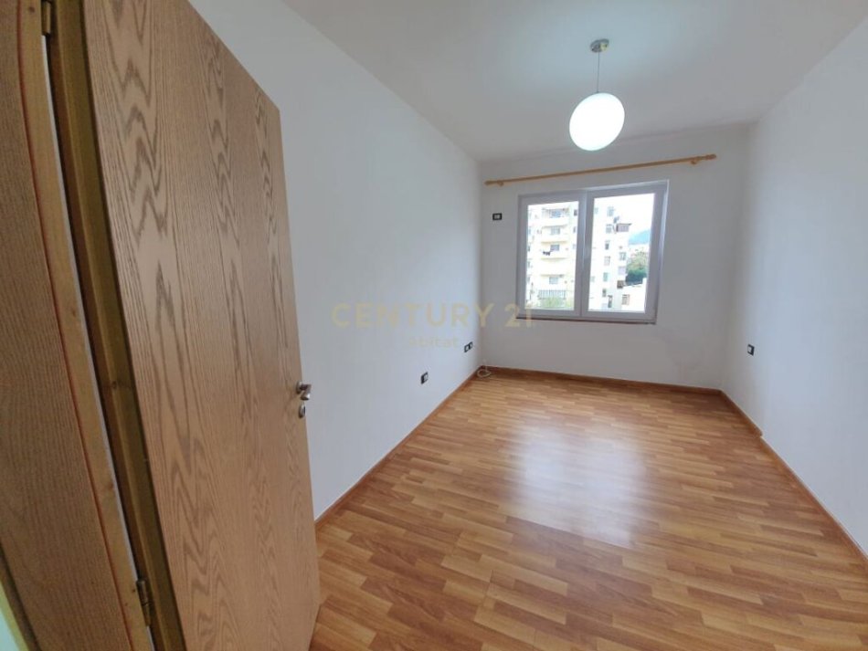 Tirane, shitet apartament 2+1+Ballkon Kati 3, 90 m² 90.000 € (Kodra e Priftit, ne pallat me ashensor afer me shkollen "Mrekullia")