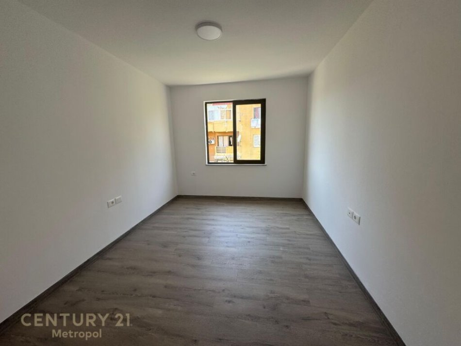 Tirane, shitet apartament 2+1+Ballkon Kati 6, 127.000 € (ish Fusha e Aviacionit)