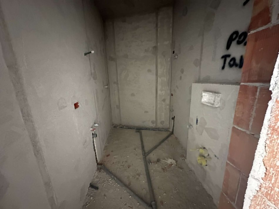 Tirane, shitet 1+1 Kati 3, 66 m² 99.000 € (Bulevardi Migjeni, Unaza e Re) UNA43253