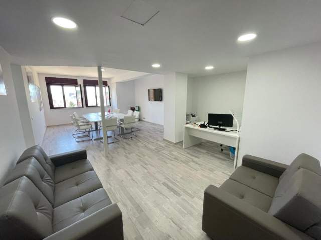 Tirane, jepet me qera zyre Kati 10, 100 m² 1.300 Euro (qender)