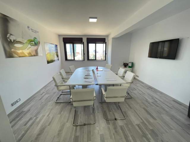 Tirane, jepet me qera zyre Kati 10, 100 m² 1.300 Euro (qender)