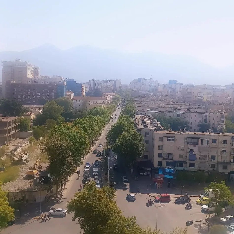 OKAZION! Tek Zogu Zi, Perball Ring Center Shitet Super Apartament 1+1 me Pamje FANTASTIKE. Sipërfaqja 76 m². Cmimi 145.000 Euro ( Zogu Zi, Pallati Qatar Center )
