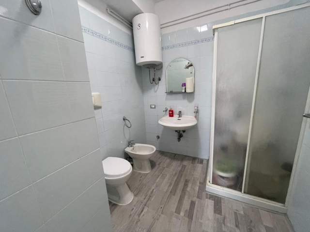 Tirane, jepet me qera zyre Kati 10, 100 m² 1.300 Euro (qender)