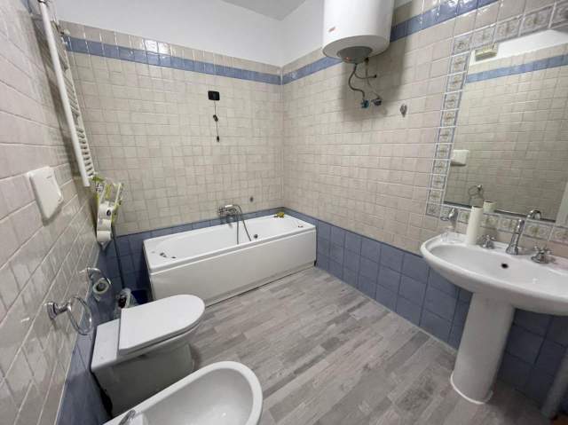 Tirane, jepet me qera zyre Kati 10, 100 m² 1.300 Euro (qender)
