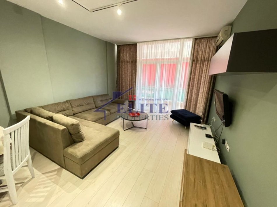 Tirane, jepet me qera apartament 2+1+Ballkon Kati 3, 113 m² 700 € (Rruga e Elbasanit)