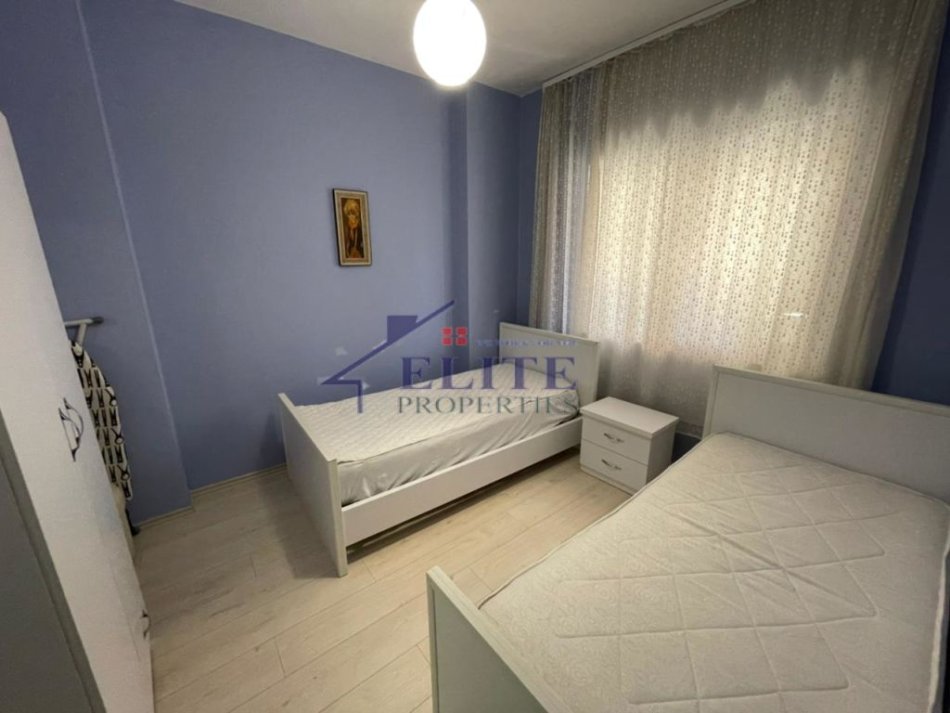 Tirane, jepet me qera apartament 2+1+Ballkon Kati 3, 113 m² 700 € (Rruga e Elbasanit)