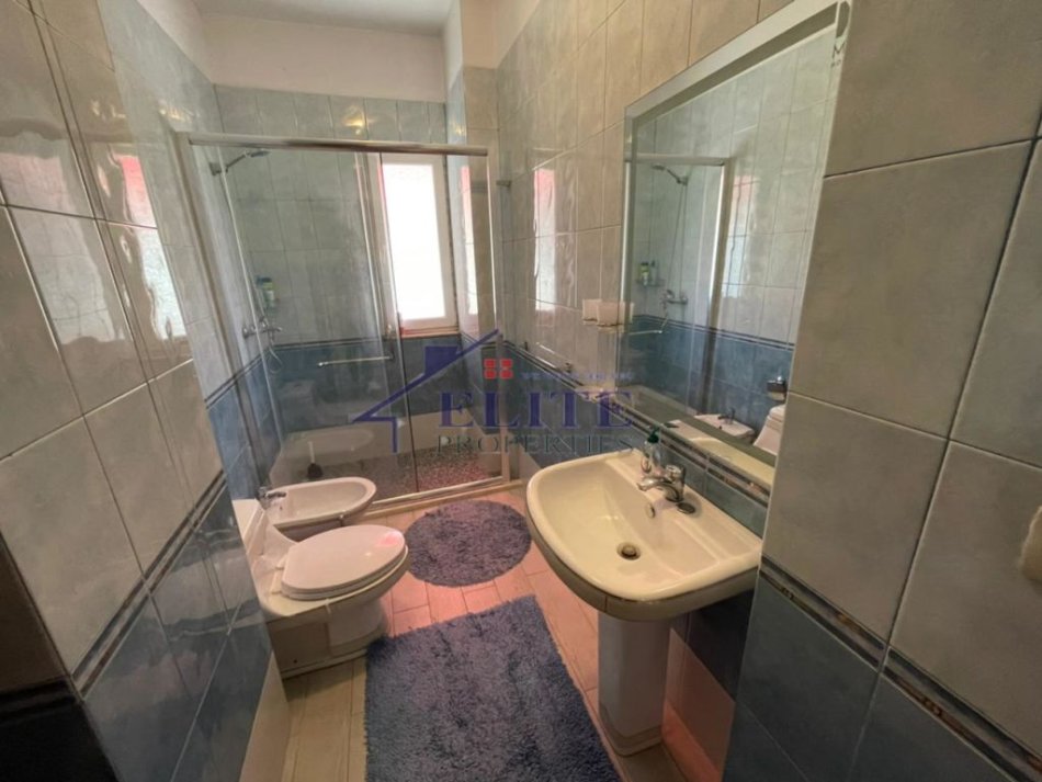Tirane, jepet me qera apartament 2+1+Ballkon Kati 3, 113 m² 700 € (Rruga e Elbasanit)