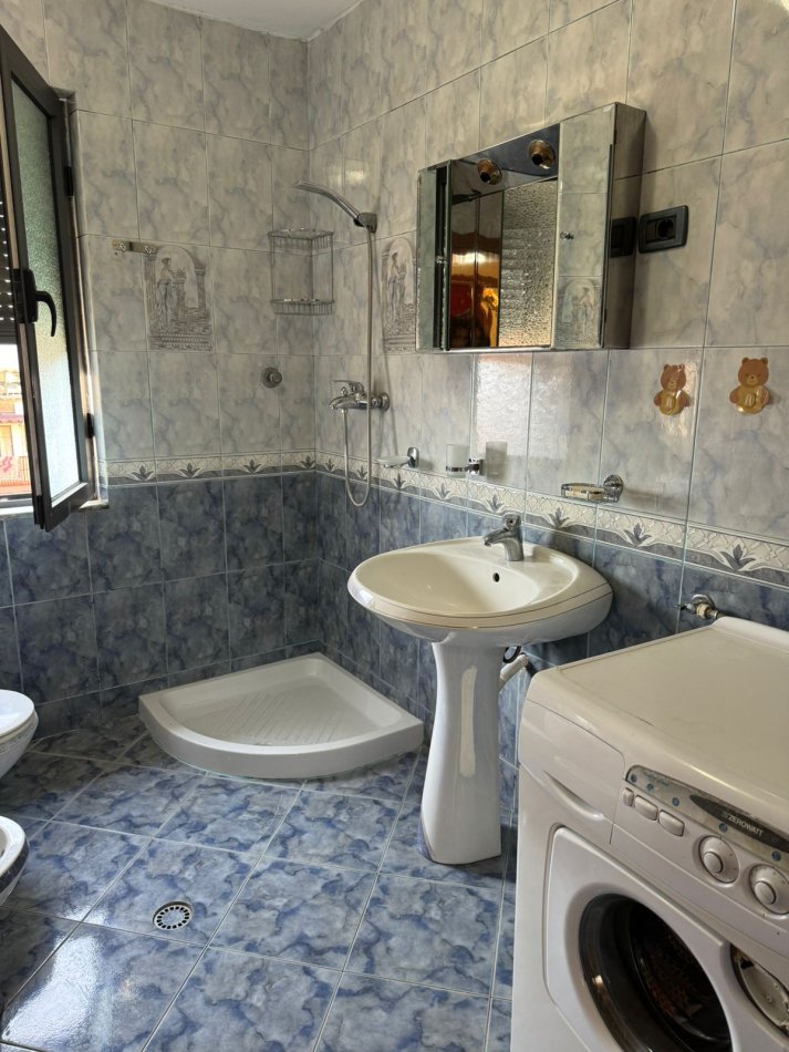 Tirane, jepet me qera apartament 2+1+Ballkon Kati 5, 100 m² 500 € (Rruga Ferit Xhajko , te ish restorant durrsi)