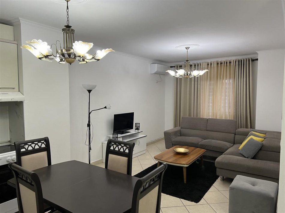 Tirane, jepet me qera apartament 2+1 Kati 4, 95 m² 600 € (komuna e parisit)
