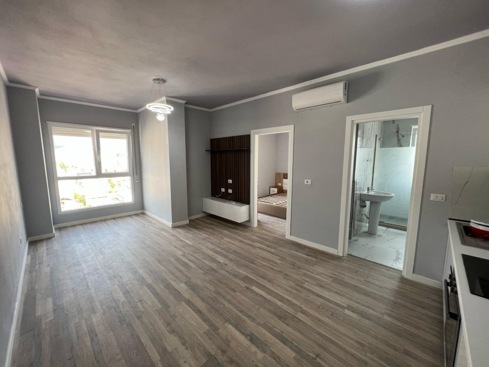 Tirane, jepet me qera 1+1 Kati 9, 500 € (rruga 5 maji)