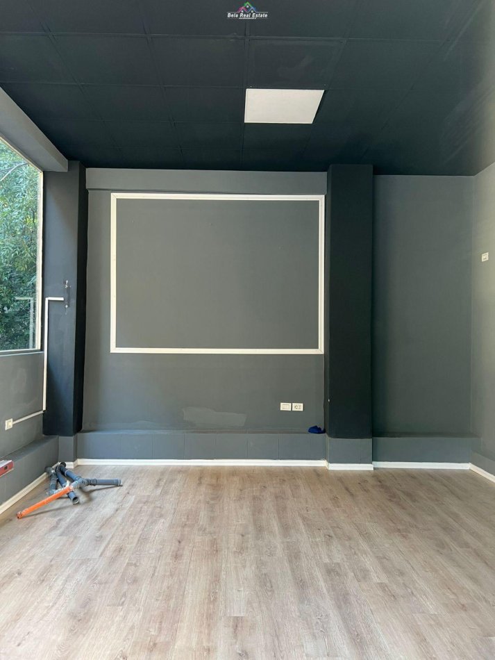 Tirane, jepet me qera dyqan Kati 0, 70 m² 1.200 € (xhamlliku)