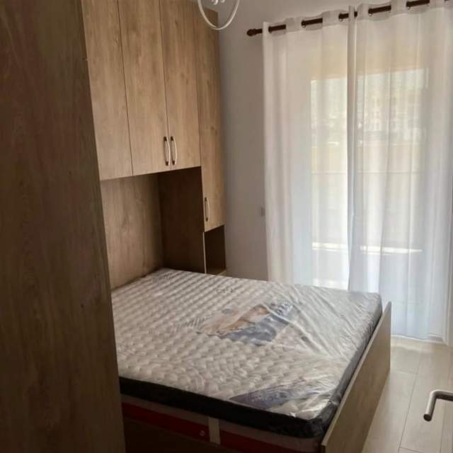 Tirane, jepet me qera apartament 1+1 Kati 4, 350 Euro (Kompleksi Mangalem)