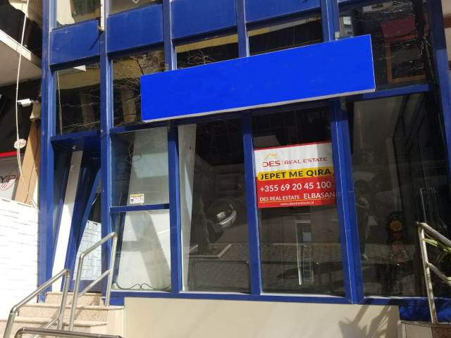 Elbasan, jepet me qera ambjent biznesi 40 m² 30.000 Leke