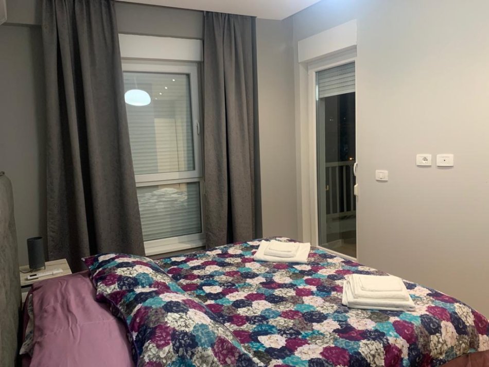 Tirane, jepet me qera apartament 2+1+Ballkon Kati 5, 90 m² 90 € (21 Dhjetori , Rezidenca Libeskind)