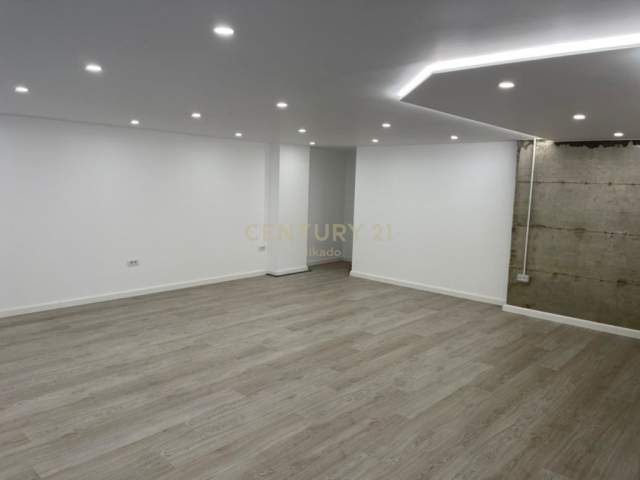 Tirane, jap me qera ambjent biznesi Kati 1, 199 m² 2.000 Euro (Qender)