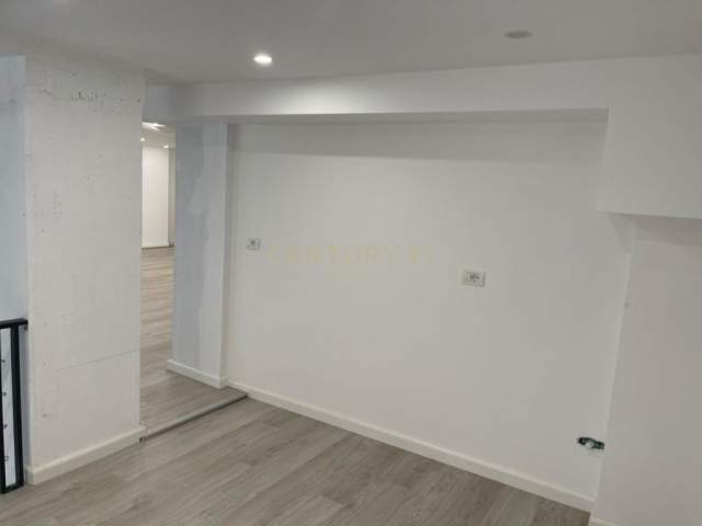 Tirane, jap me qera ambjent biznesi Kati 1, 199 m² 2.000 Euro (Qender)