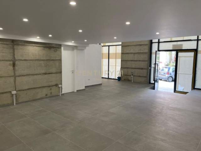 Tirane, jap me qera ambjent biznesi Kati 1, 199 m² 2.000 Euro (Qender)