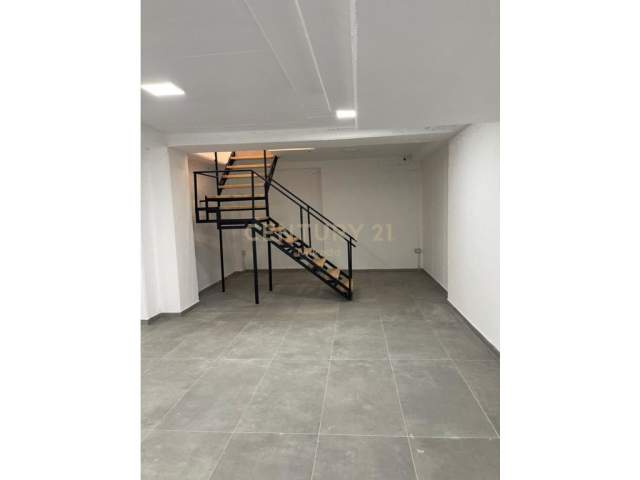 Tirane, jap me qera ambjent biznesi Kati 1, 199 m² 2.000 Euro (Qender)