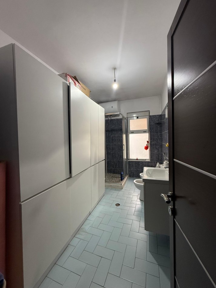 Tirane, jepet me qera apartament 2+1 Kati 2, 95 m² 500 € (astir)