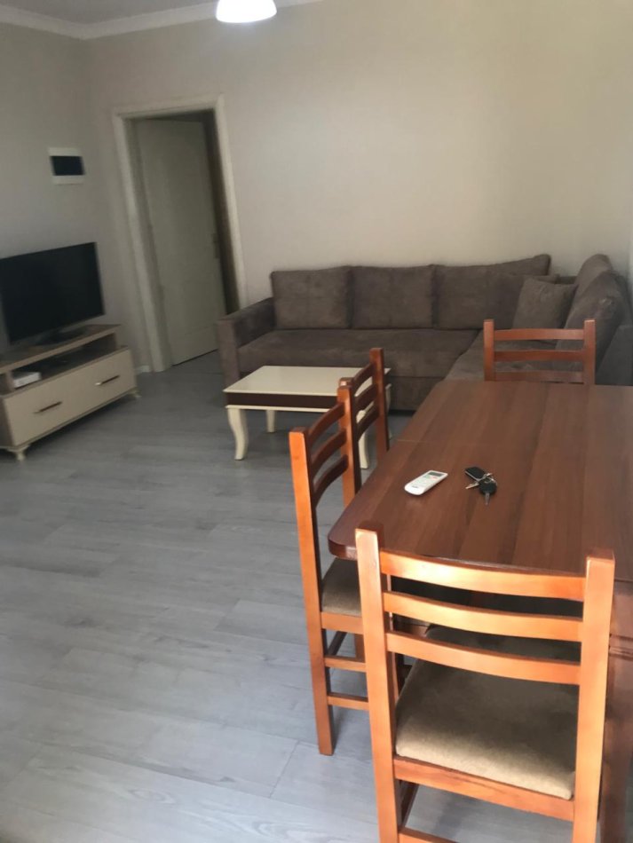 Tirane, jepet me qera apartament 1+1 Kati 1, 70 m² 400 € (Ali Demi)